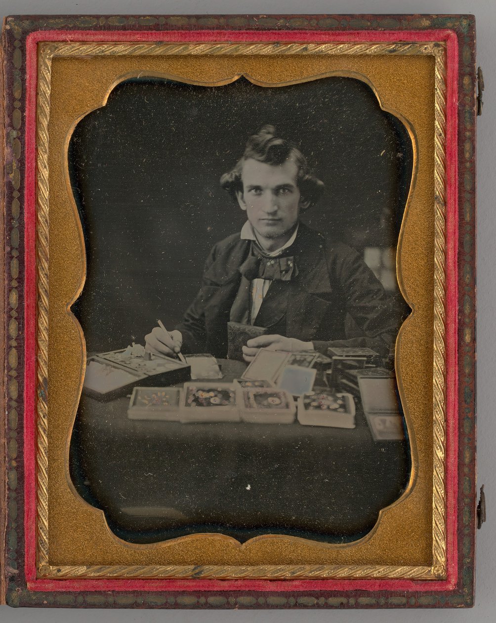 Bez názvu Portrét sedícího muže držícího daguerrotypii a štětec, 1865. od Samuel J. Miller