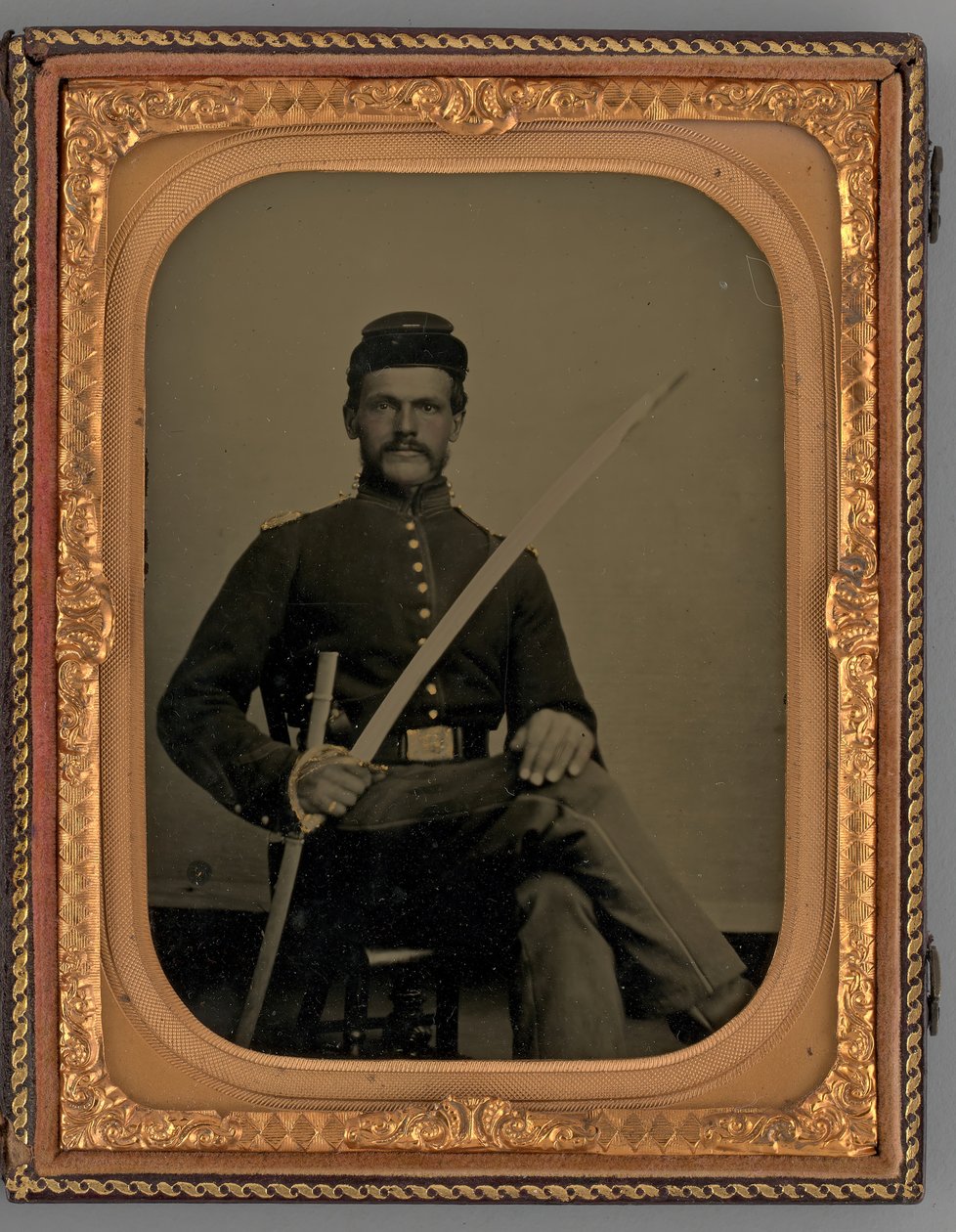 Bez názvu Portrét sedícího vojáka se šavlí, 1862. od Samuel J. Miller