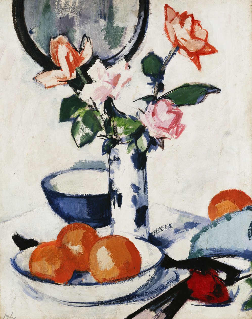 Růžové a mandarinkové růže v modrobílé kádinkové váze s pomeranči v misce a černým vějířem, c. 1924 od Samuel John Peploe