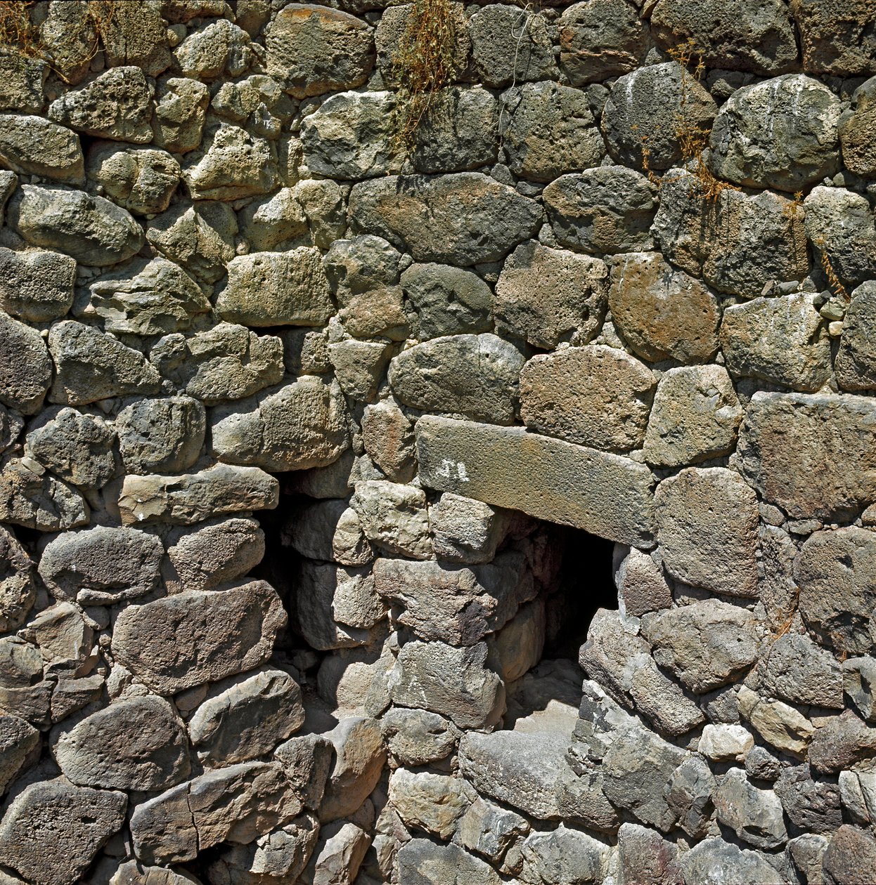 Nuragická kultura (nuraghi) Sardinská: ruiny nuragického města megalitického naleziště Su Nuraxi: královská věž. 1100-1050 před naším letopočtem. Barumini Sardinie Itálie od Sardinia Nuragic Civilization