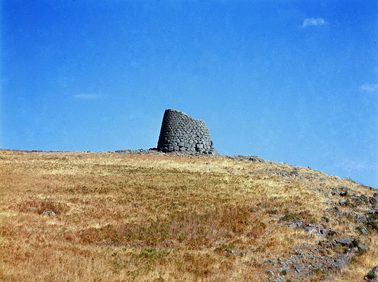 Nuragická kultura (nuraghi) Sardinská: ruiny nuragického města na megalitickém místě Macomer: jedna z nuragických věží. Macomer, Sardinie Itálie od Sardinia Nuragic Civilization