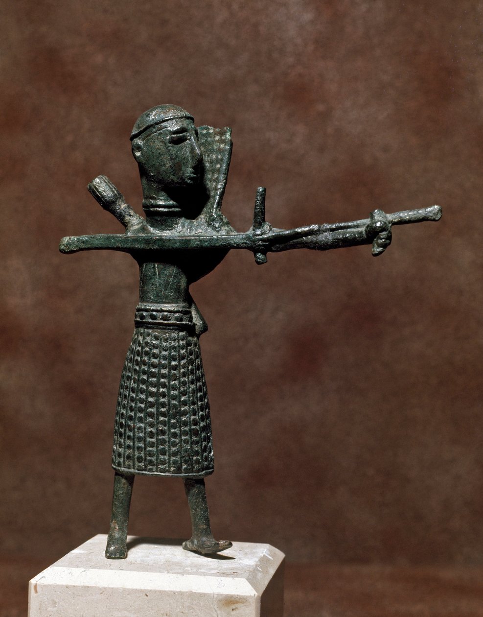 Nuragická kultura (nuraghi) Sardinská: soška válečníka v orientální bronzové sukni. 8.-7. století před naším letopočtem. Cagliari, Národní archeologické muzeum, Sardinie, Itálie od Sardinia Nuragic Civilization
