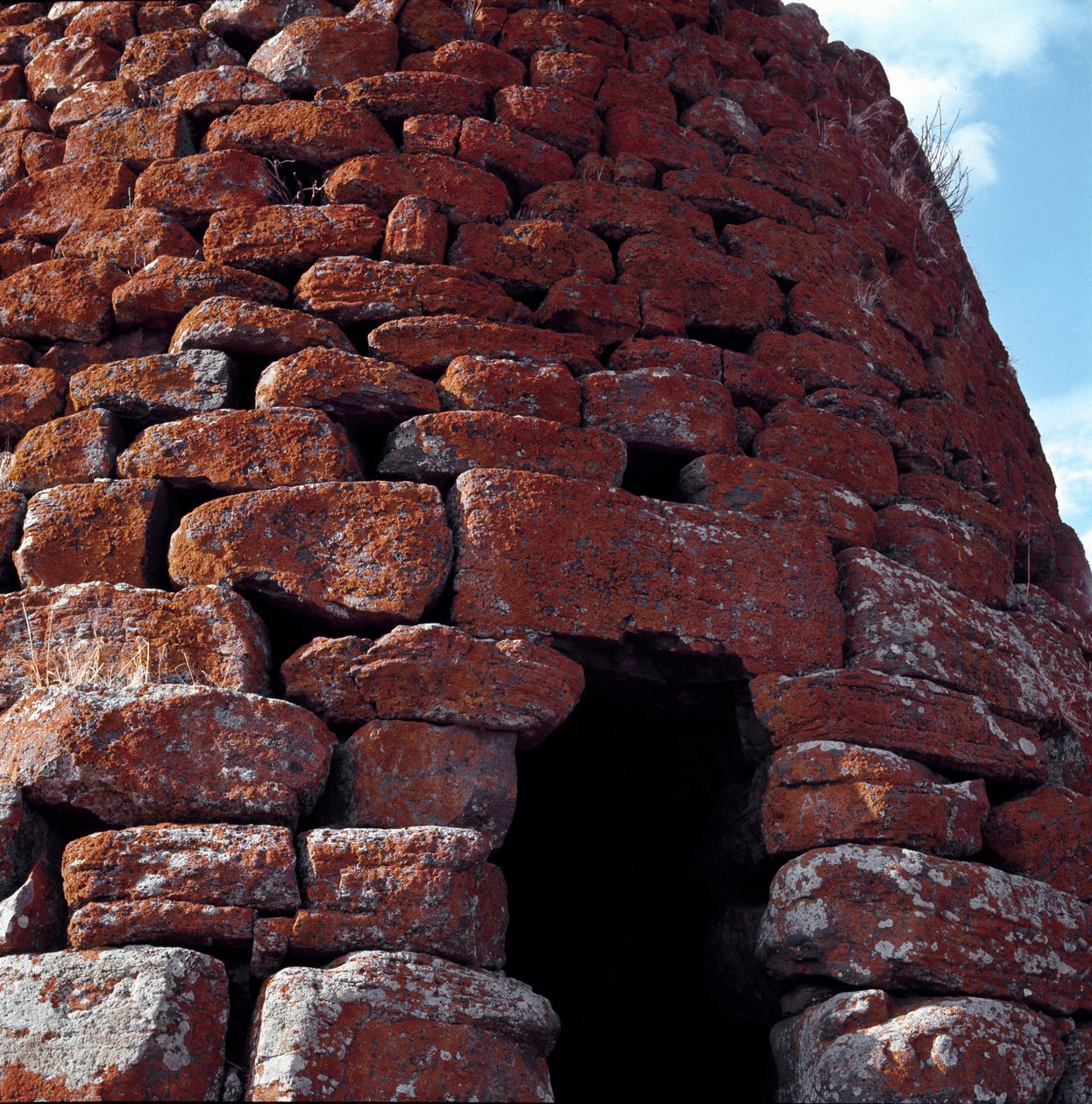 Pohled na vchod Nuraghe Montecodes (nebo Monte kódy) v Macomer od Sardinia Nuragic Civilization