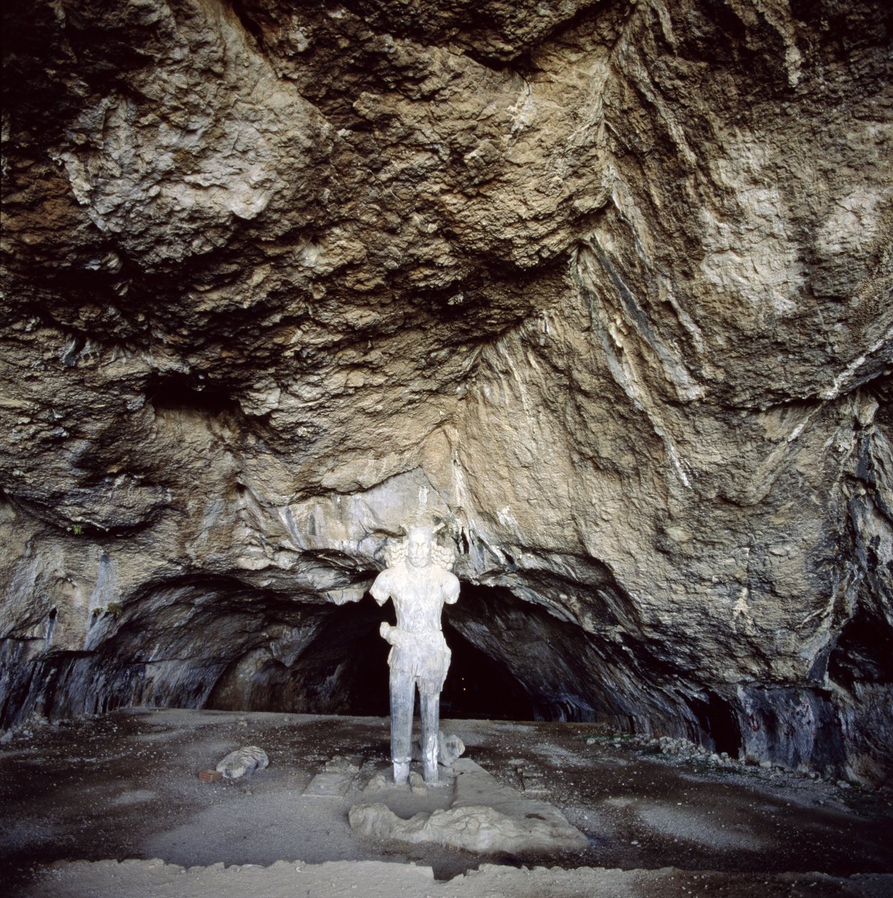 Socha Shapur I (241-70 AD) vytesaná ze stalagmitu od Sasanian