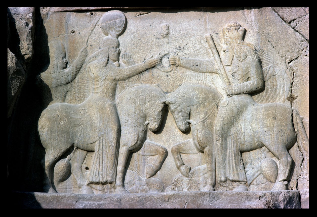 Reliéf zobrazující investituru krále Ardašíra I. (asi 210-241), zakladatele sasánovské říše ve starověké Persii (vápenec) od Sasanian