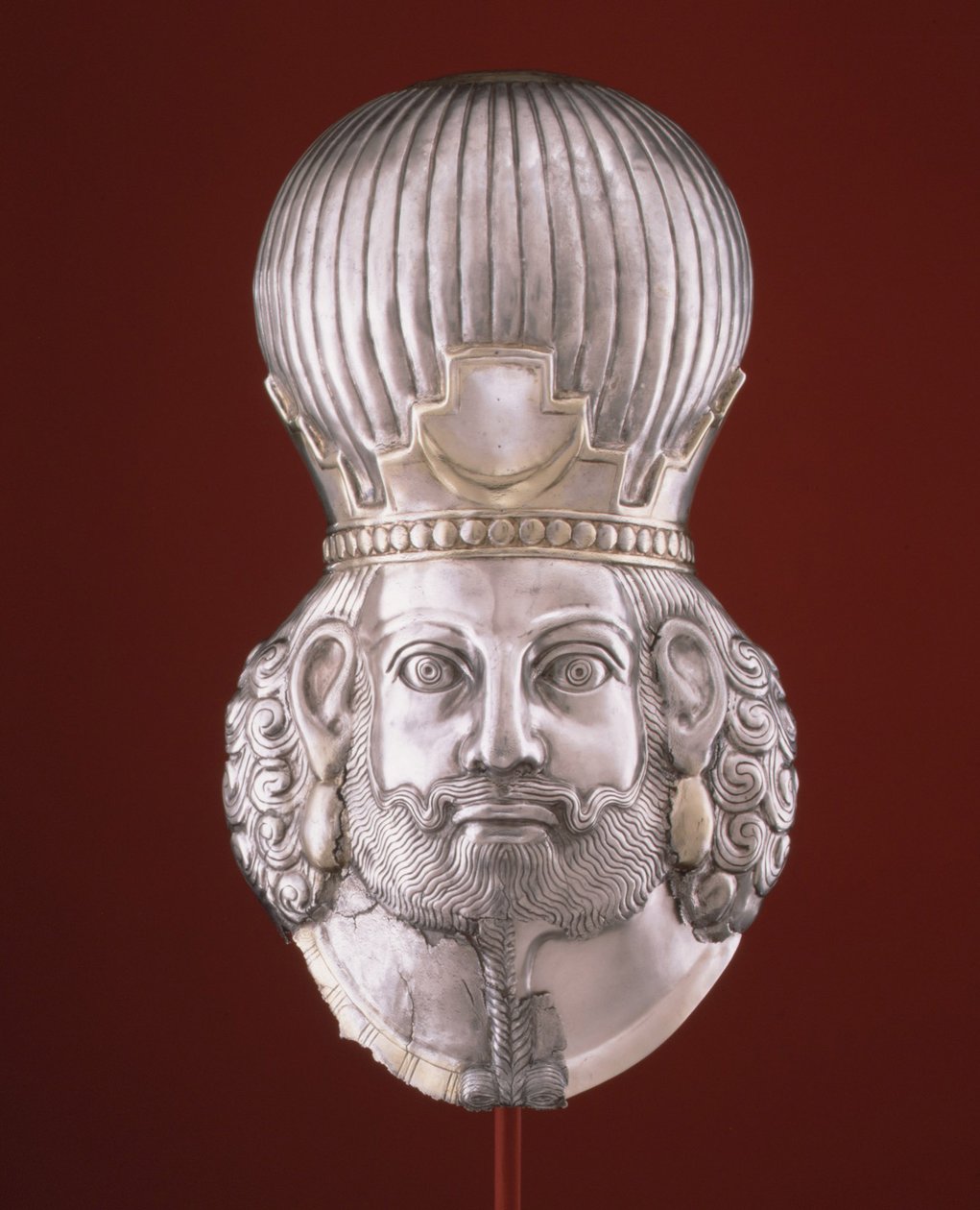 Hlava krále, cca 4. století (stříbro, rtuťové zlacení) od Sasanian School