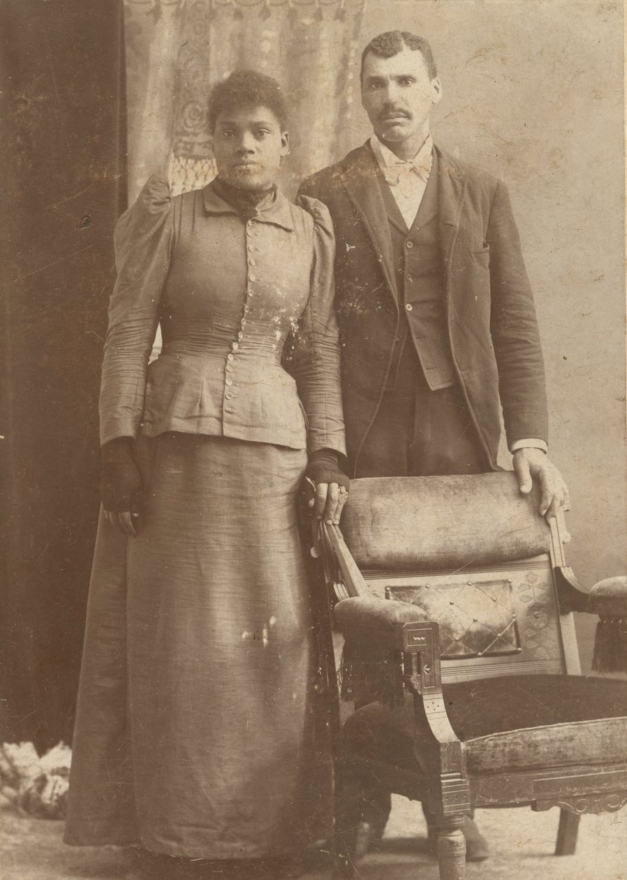 Fotografie afroamerického páru stojícího za židlí, ca. 1890. od Schmitz Studio