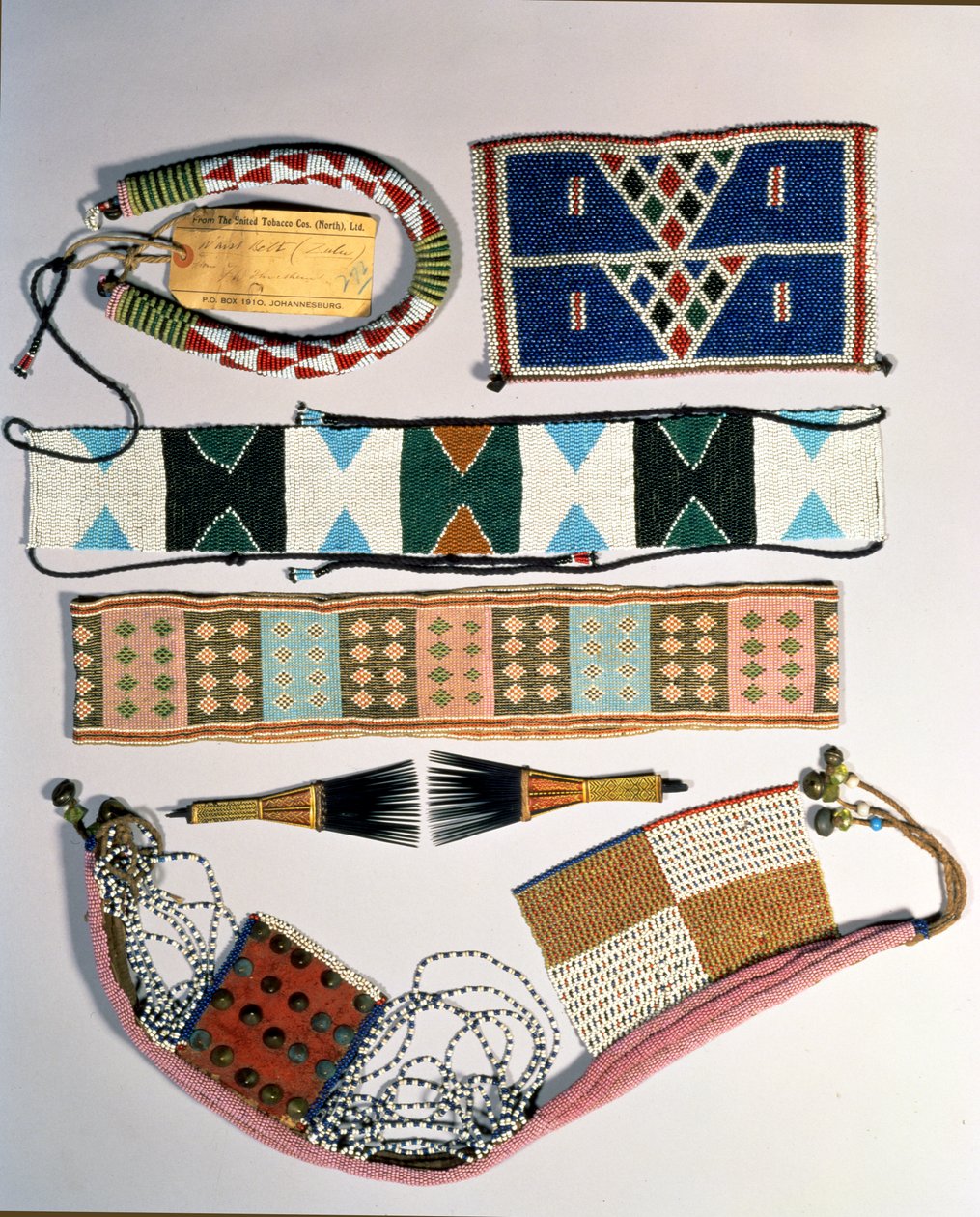 Sbírka zuluských korálkových artefaktů od School African