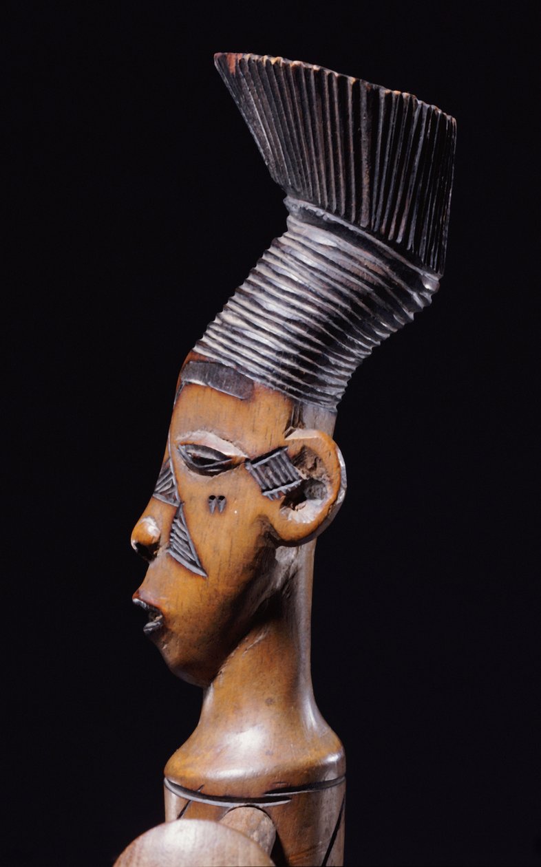 Detail jemné harfy Magbetu znázorňující hlavici z profilu (dřevo) od School African