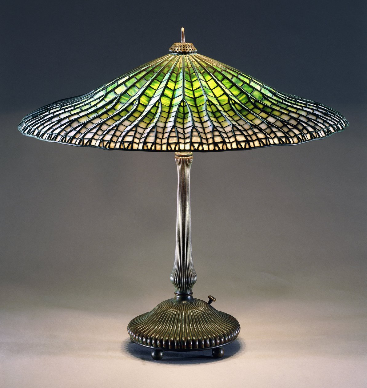 Stolní lampa z olovnatého skla a bronzu "Lotus". od School American