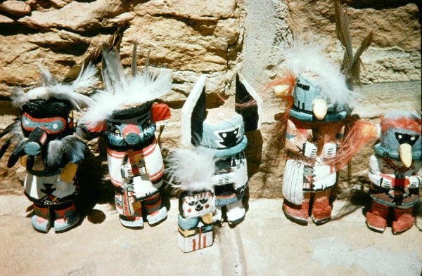 Kachina Dolls (kombinovaná média) od School American