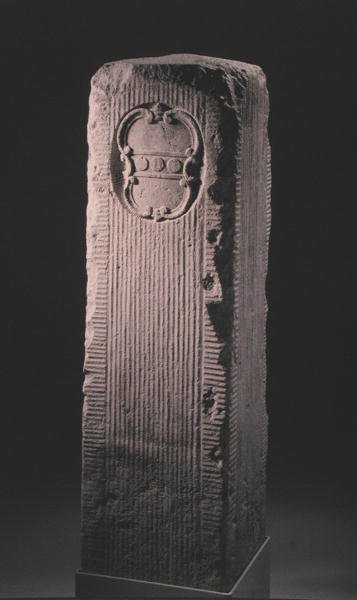 Značka Stone Mile s Penn Crest (kámen) od School American