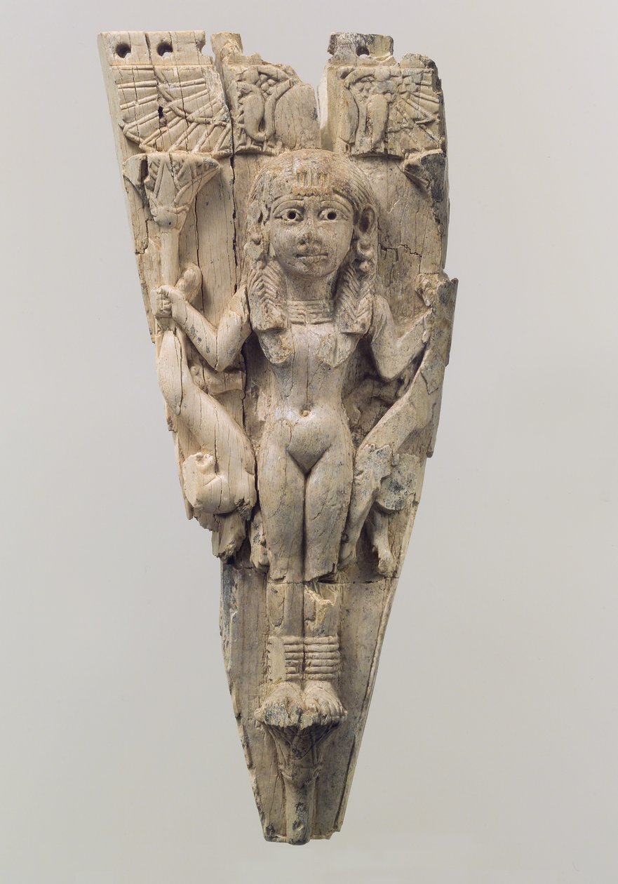 Přední část koně vyřezaná v reliéfu s ženskou postavou lemovanou lvy, cca 9.–8. století př. n. l. (slonovina) od School Assyrian