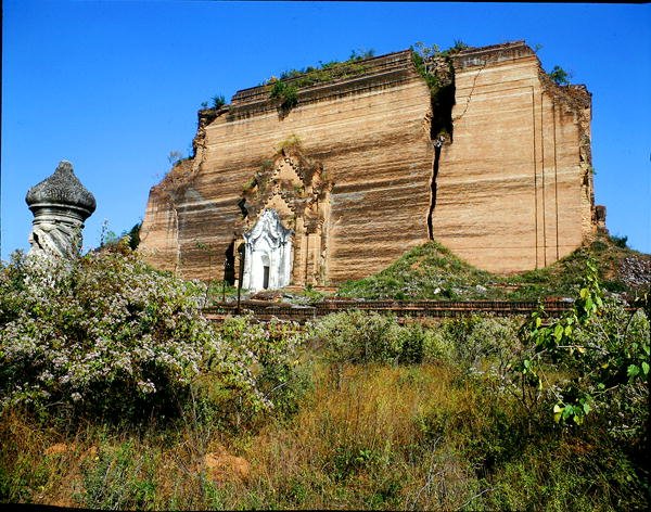 Mingun Paya, postavený v letech 1790-1816 (foto) od School Burmese