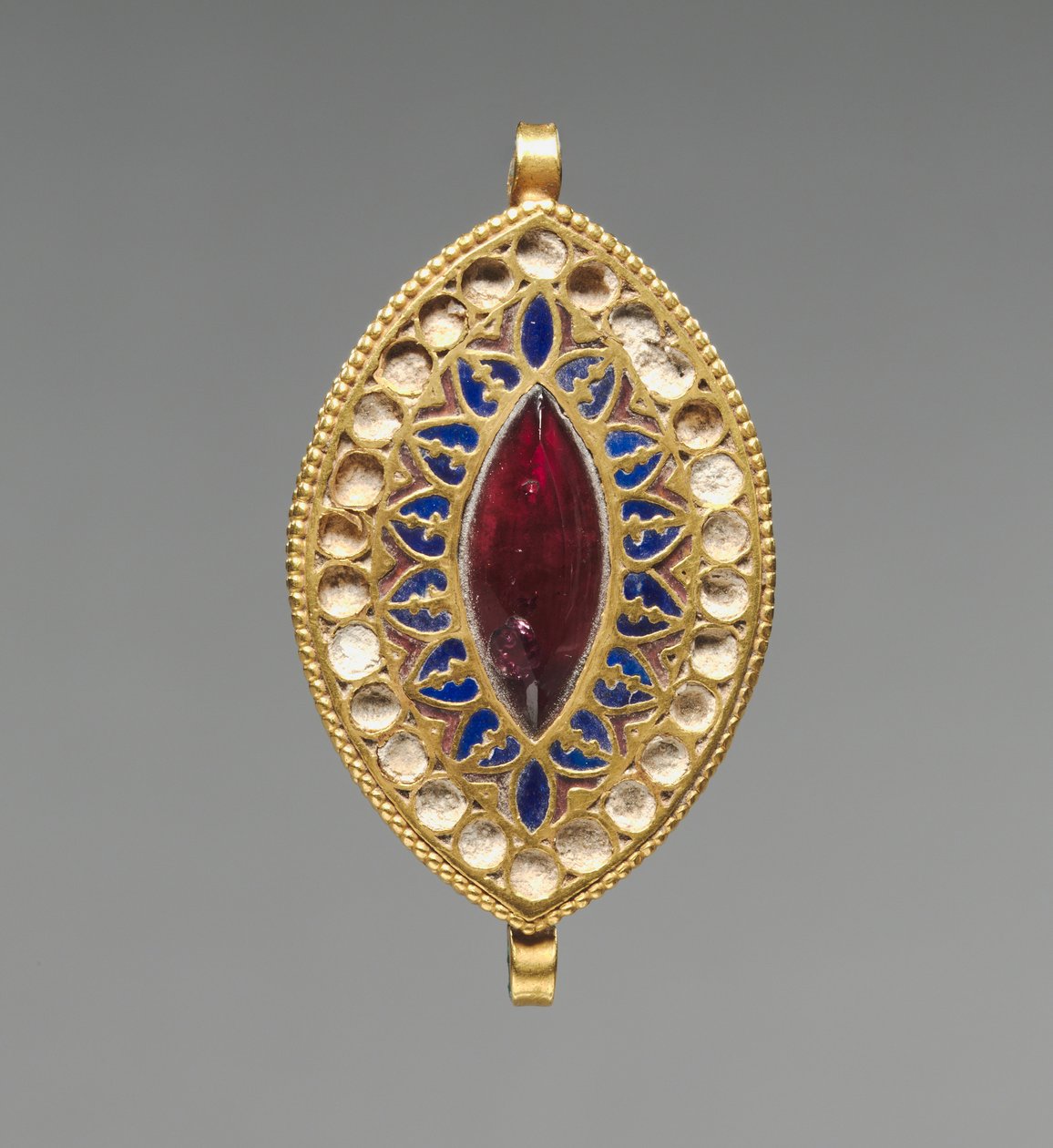 Přívěsek ve tvaru mandle, 400-600 (zlato, lapis lazuli, granát a sklo) od School Byzantine