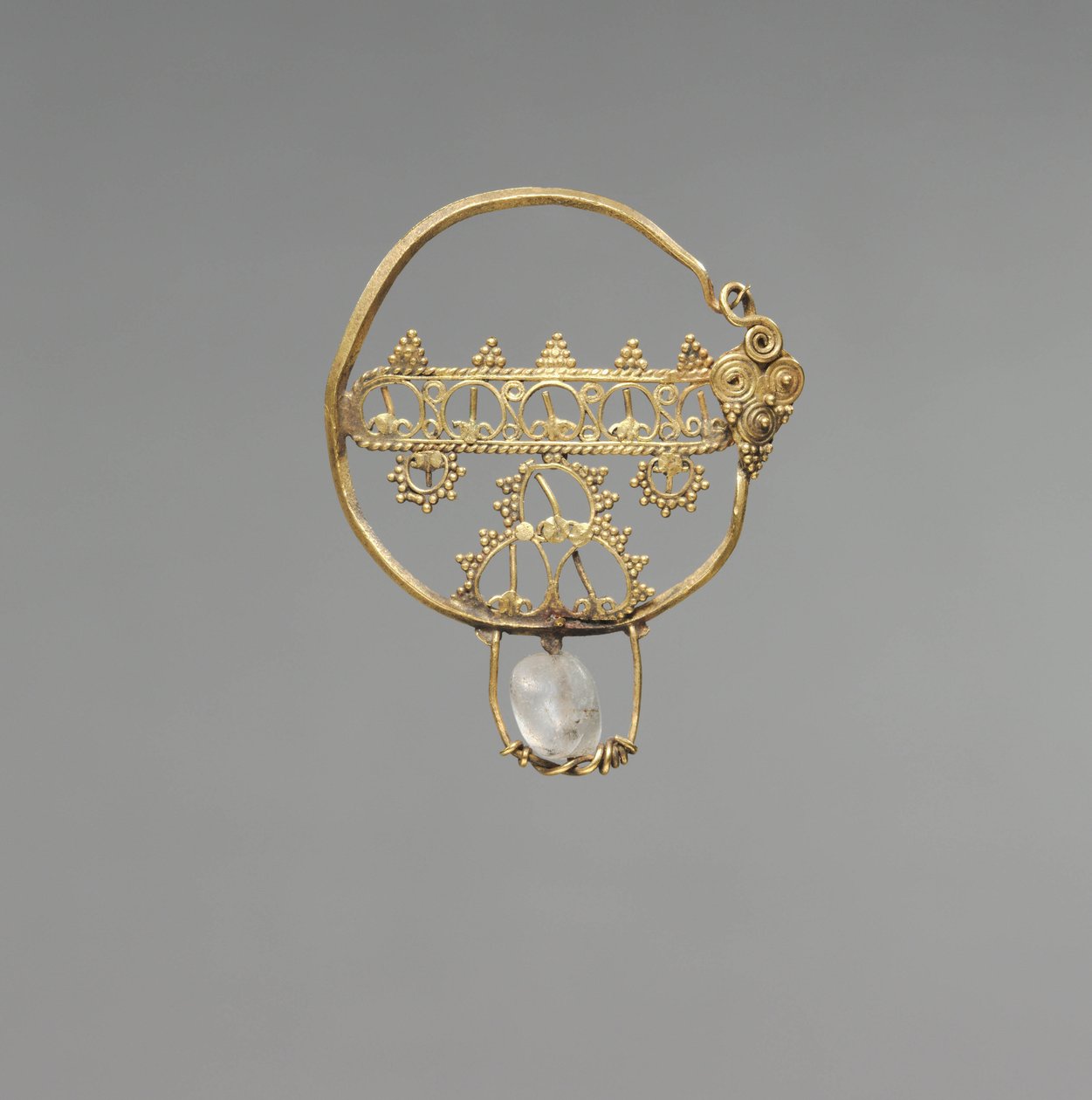 Náušnice s prolamováním, rané byzantské období, 600-800 (zlato s korálkem z horského křišťálu) od School Byzantine