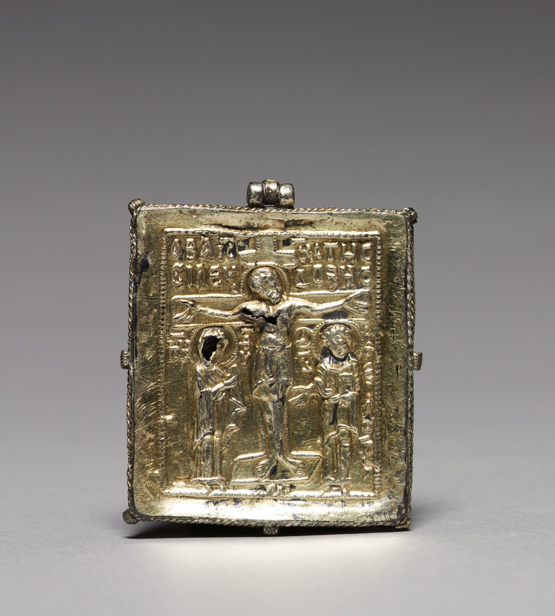 Enkolpion s Ukřižováním (vpředu) a svatými Theodorem a Jiřím (vzadu) od School Byzantine