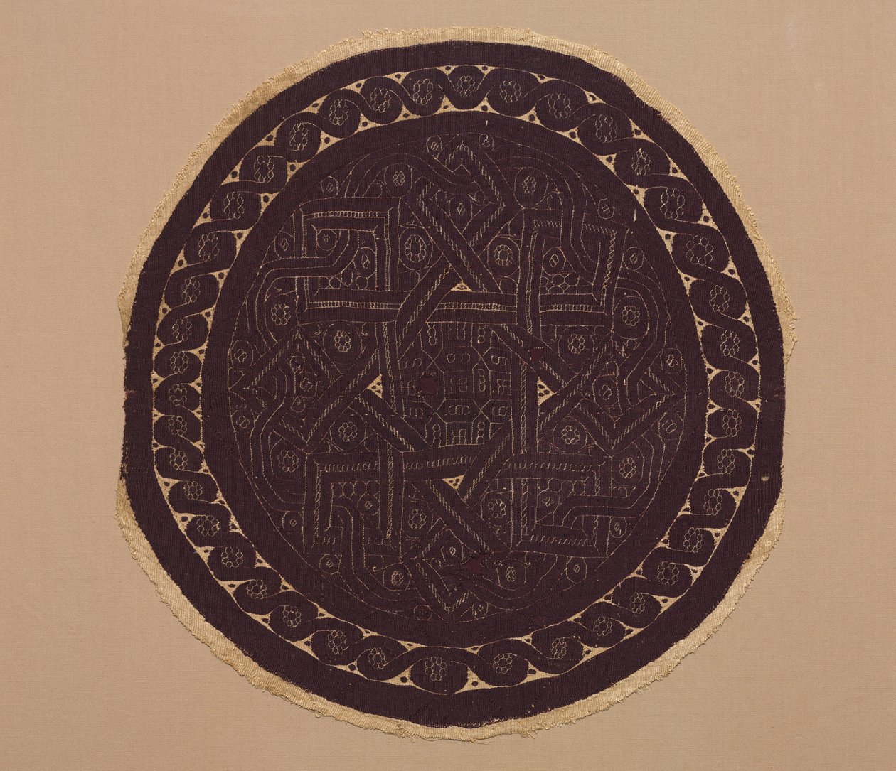 Rondel from a Curtain, 300s (plátnová vazba broušená s gobelínovou vazbou a doplňkovým útkovým obalem, nebarvené prádlo a barvená vlna) od School Byzantine