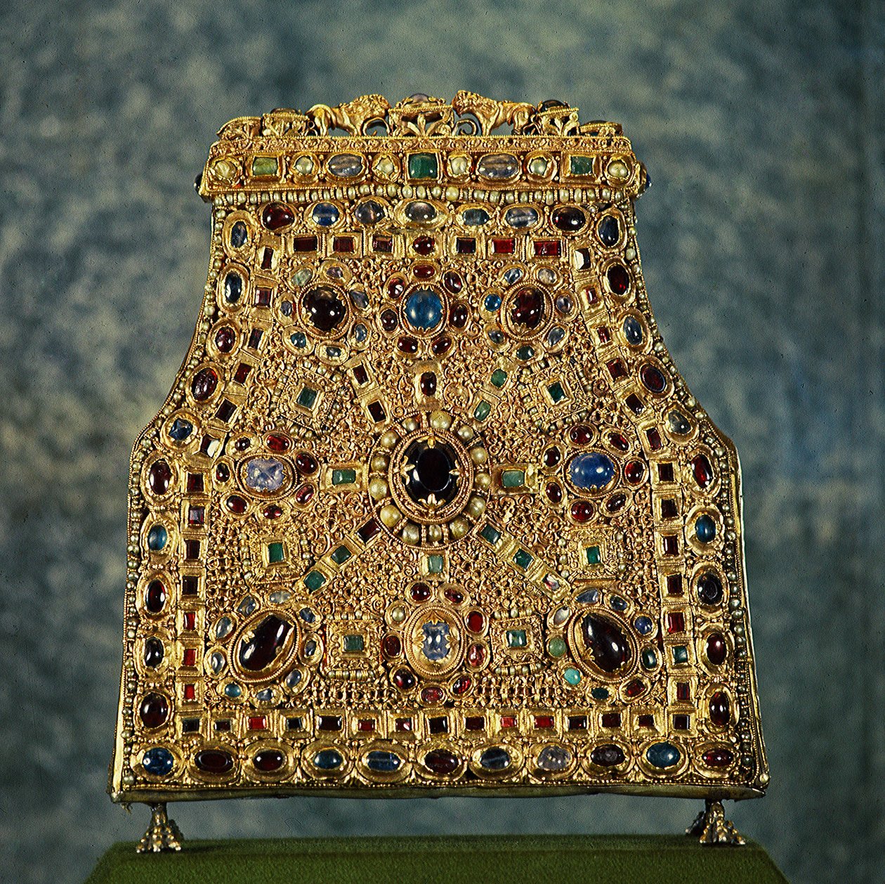 Relikviář zubů sv. Jana, darovaný lombardskou královnou Theodelinde de Baviere (Teodolinda, královna lombardské země zemřela v roce 627) katedrále v Monze. Objekt z 9. století. karolínské umění. Monza, Museo e Tesoro del Duomo (Musee et tresor de la katedr od School Carolingian