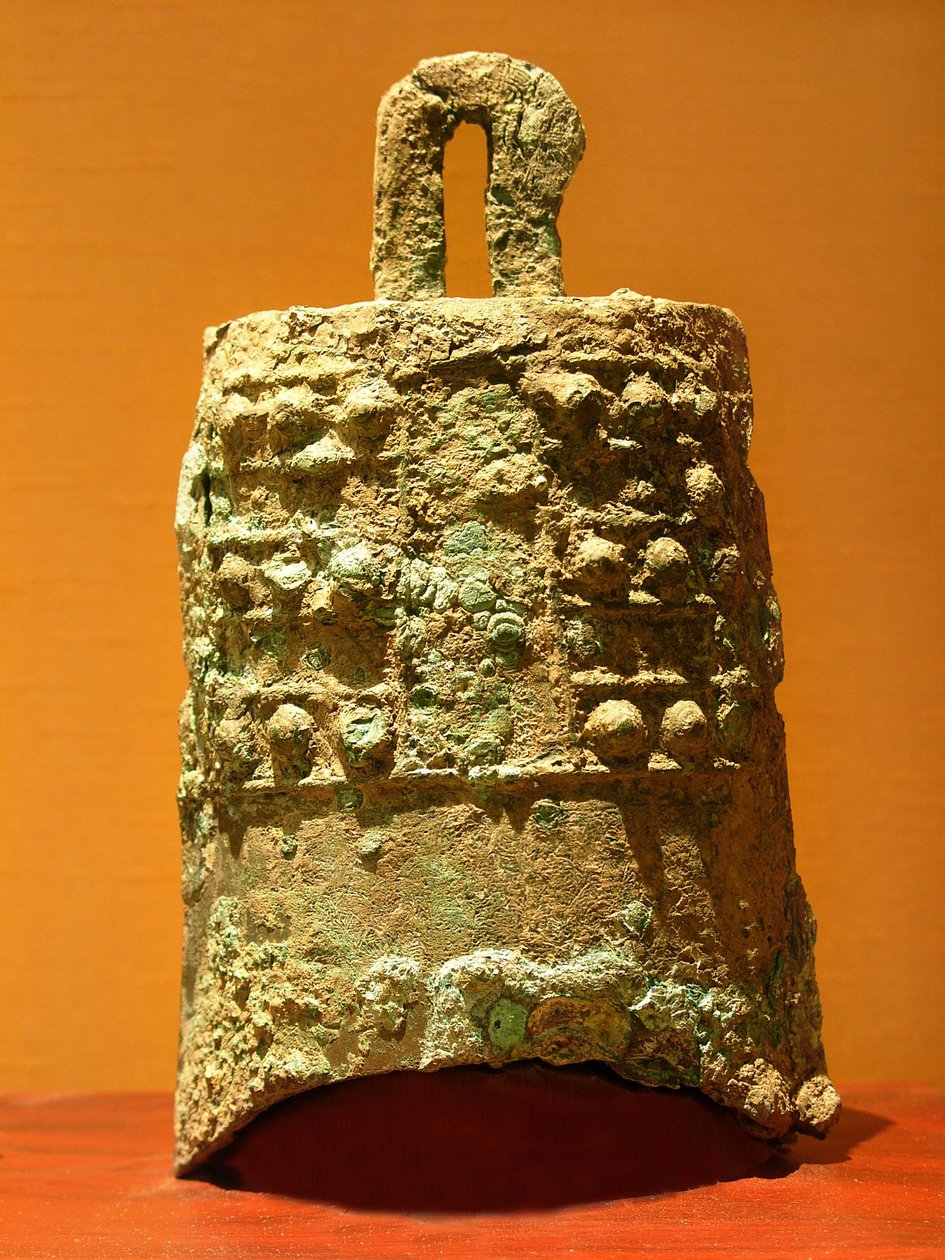 Bronzový zvon (770-476 př.nl), objevený v Xiangmen. Fotografie, Leonard de Selva, Muzeum Suzhou, Čína, 2006. od School Chinese