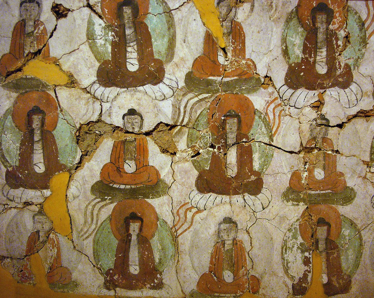 Buddhové namalovaní z 9. století na fragmentu nástěnné malby z „Jeskyní tisíce Buddhů“ v Kumtuře v autonomní oblasti Sin-ťiang. Fotografie, Soulské národní muzeum, Korejská republika, 2006. od School Chinese