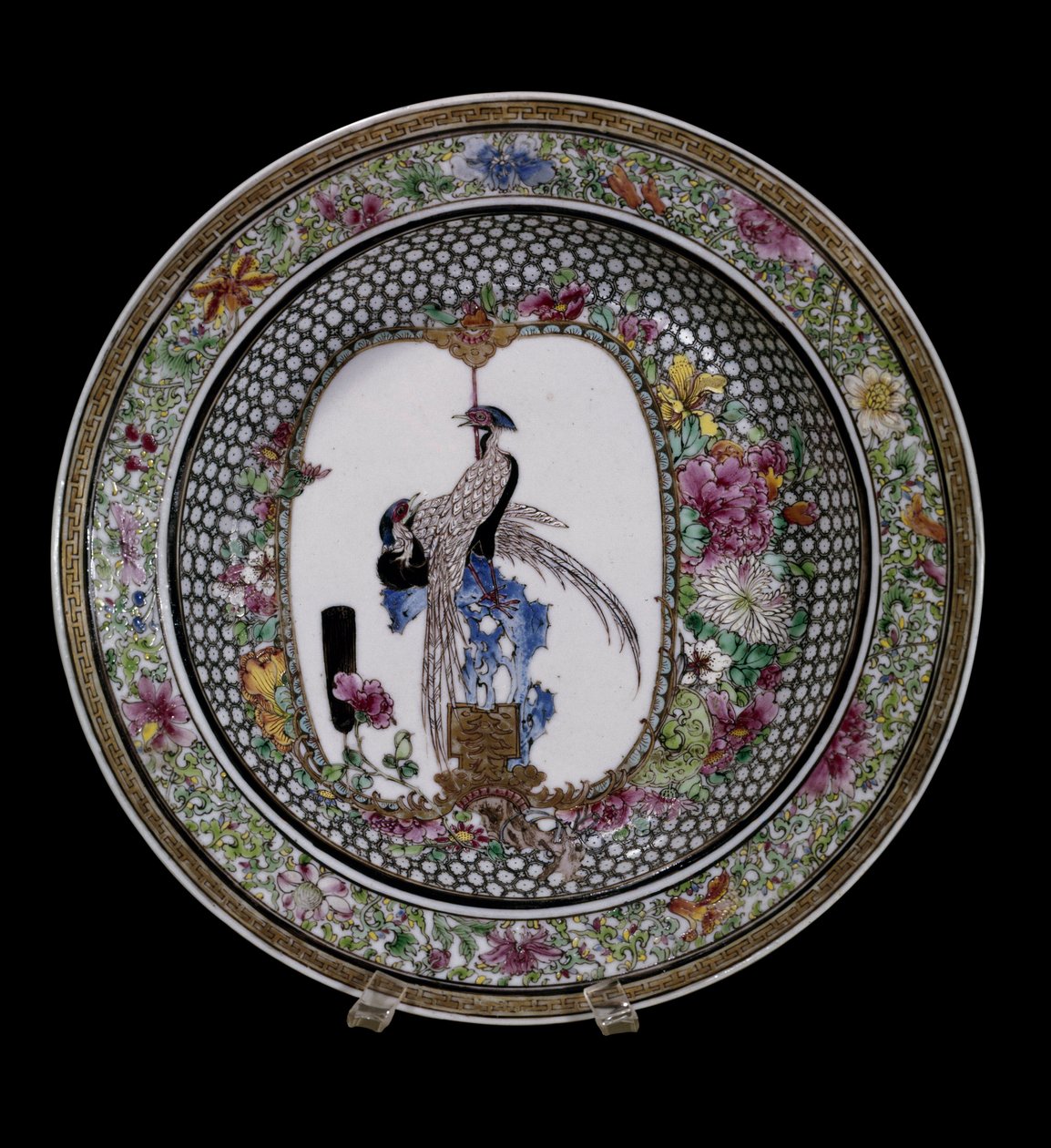 Čínské umění: keramický talíř růžové rodiny zdobený ptáky a květinami. Qianlong Reg (1736-1795). Paříž, Musee Guimet, Musee national des Arts Asians. od School Chinese