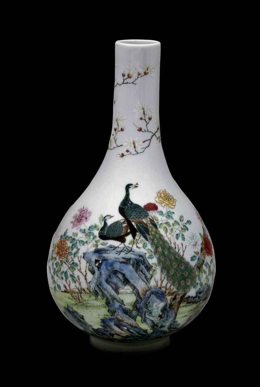 Čínské umění: keramická váza z růžové rodiny zdobená ptáky (včetně pávů) a květinami. Qianlong Reg (1736-1795). Paříž, Musee Guimet, Musee national des Arts Asians. od School Chinese