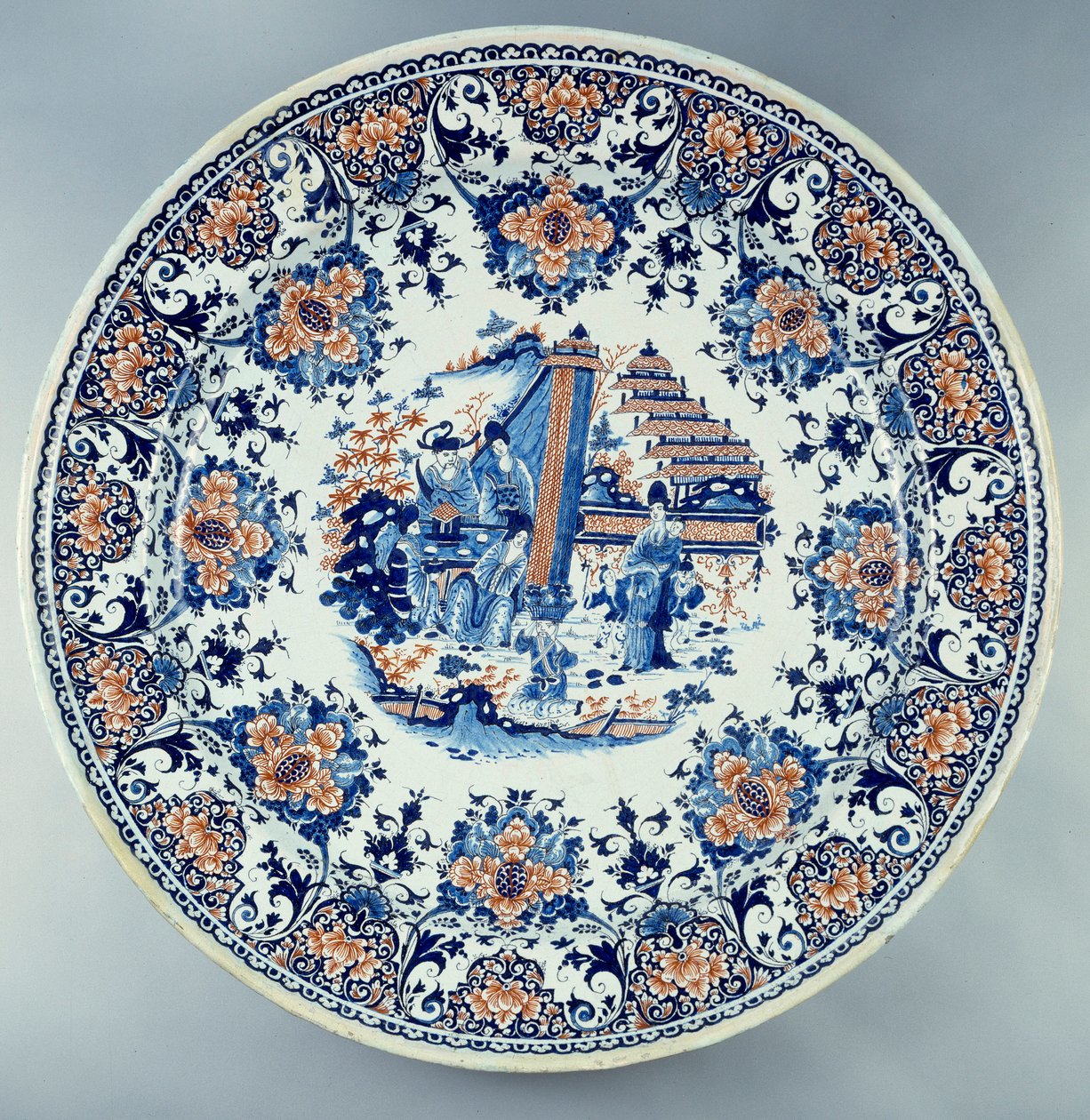 Chinoiserie. Fajánsový talíř s čínským dekorem. Anonymní keramika od School Chinese