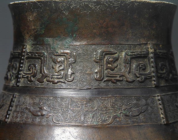 Detail vázy Hu s litým dekorem (bronz) (detail 272172) (viz také 272174) od School Chinese