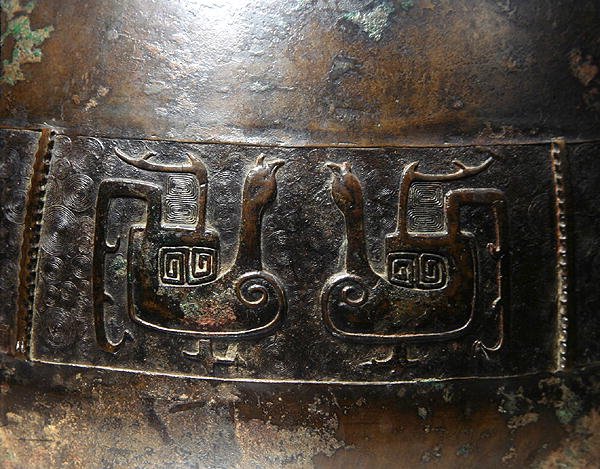 Detail vázy Hu s litou dekorací (bronz) (detail 272172) (viz také 272173) od School Chinese