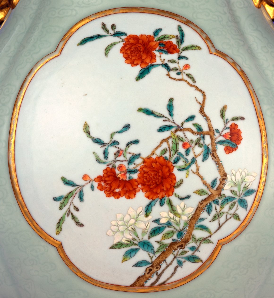 Detail jemné a velmi vzácné famille rose seladonově mleté vázy se zlaceným obrysovým emailem Prunus and Roses od School Chinese