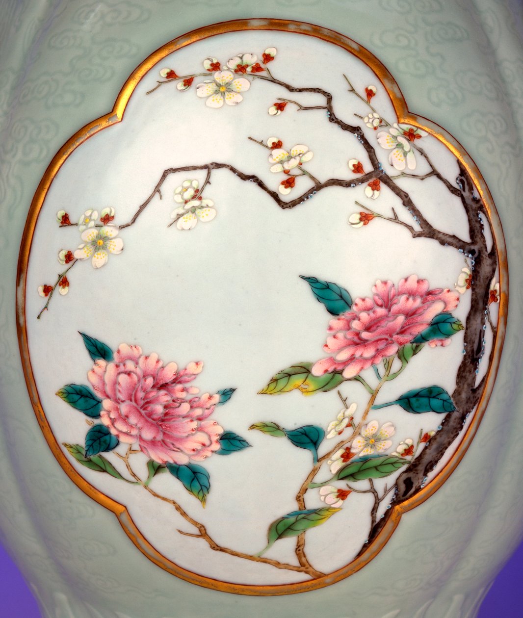 Detail jemné a velmi vzácné famille rose seladonově mleté vázy se zlaceným obrysovým emailem Prunus and Roses od School Chinese