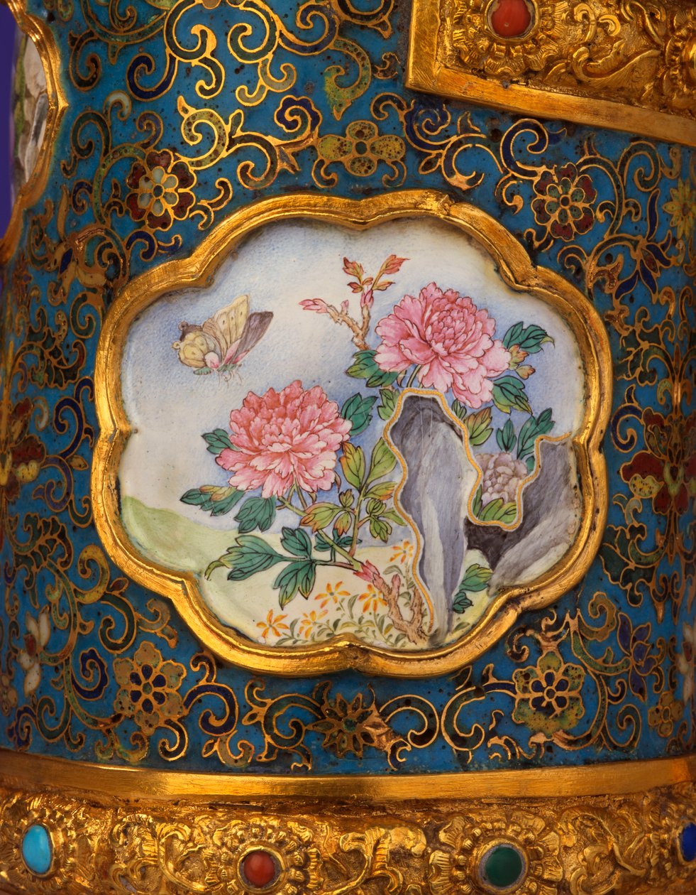 Detail smaltované kartuše z nádherného císařského zlatého, cloisonnského a pekingského smaltovaného džbánu Duomuhu, rytá čtyřznaková značka Qianlong a dobové dílny Palace Workshops od School Chinese