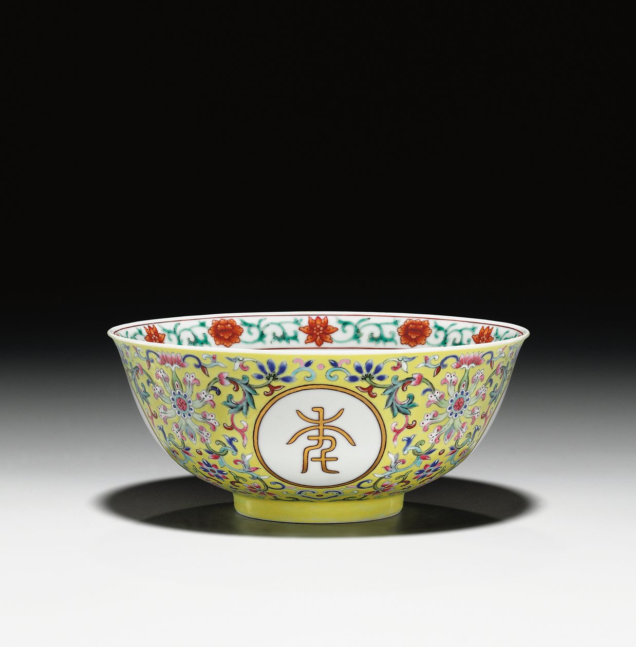 Famille rose žlutě mletá „narozeninová“ mísa, období Ťia-čching (1796–1820) (keramika) (viz také 465374) od School Chinese