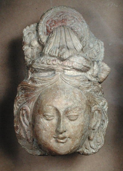 Hlava bódhisattvy s propracovaným účesem, z Tumshuq (Xinjiang) 6.-7. století (terakota) od School Chinese