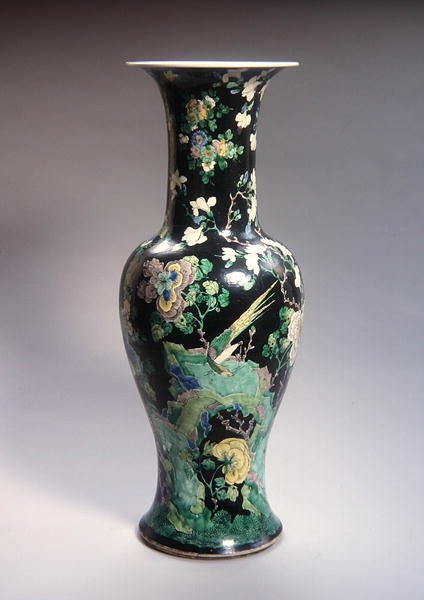 Velká Famille Noire Yen Yen Vase, období Kangxi (1662-1722) (porcelán) (viz 272192) od School Chinese