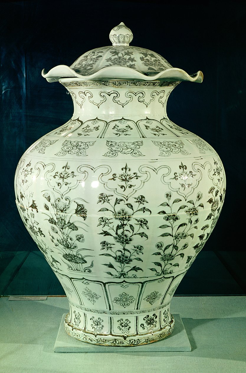 Velká váza „Kuoan“ zdobená modrými květy, ze sektoru Hai-tien, Peking, dynastie Yuan (porcelán) od School Chinese