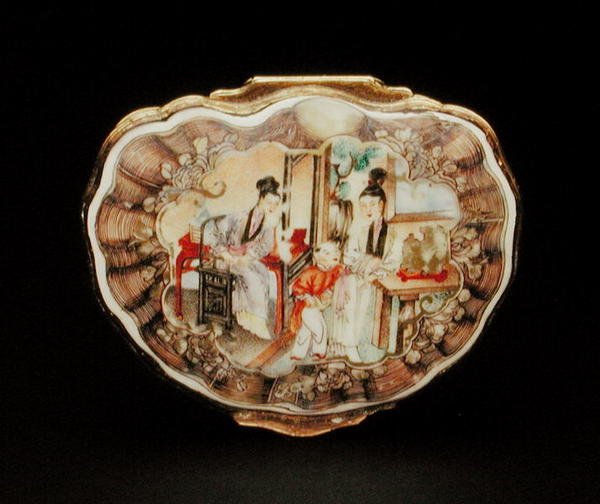 Víčko tabatěrky ve tvaru mušle, období Qianlong (1736-95) cca 1760 (porcelán) (viz také 210139) od School Chinese