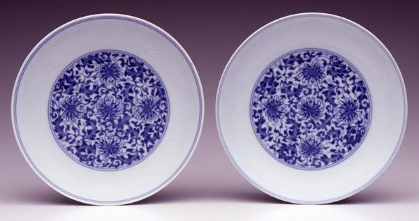 Pár podšálků, se stylizovanými lotosovými květy, značka Yongzheng a období 1723-35 (porcelán s modrou podglazurou) od School Chinese