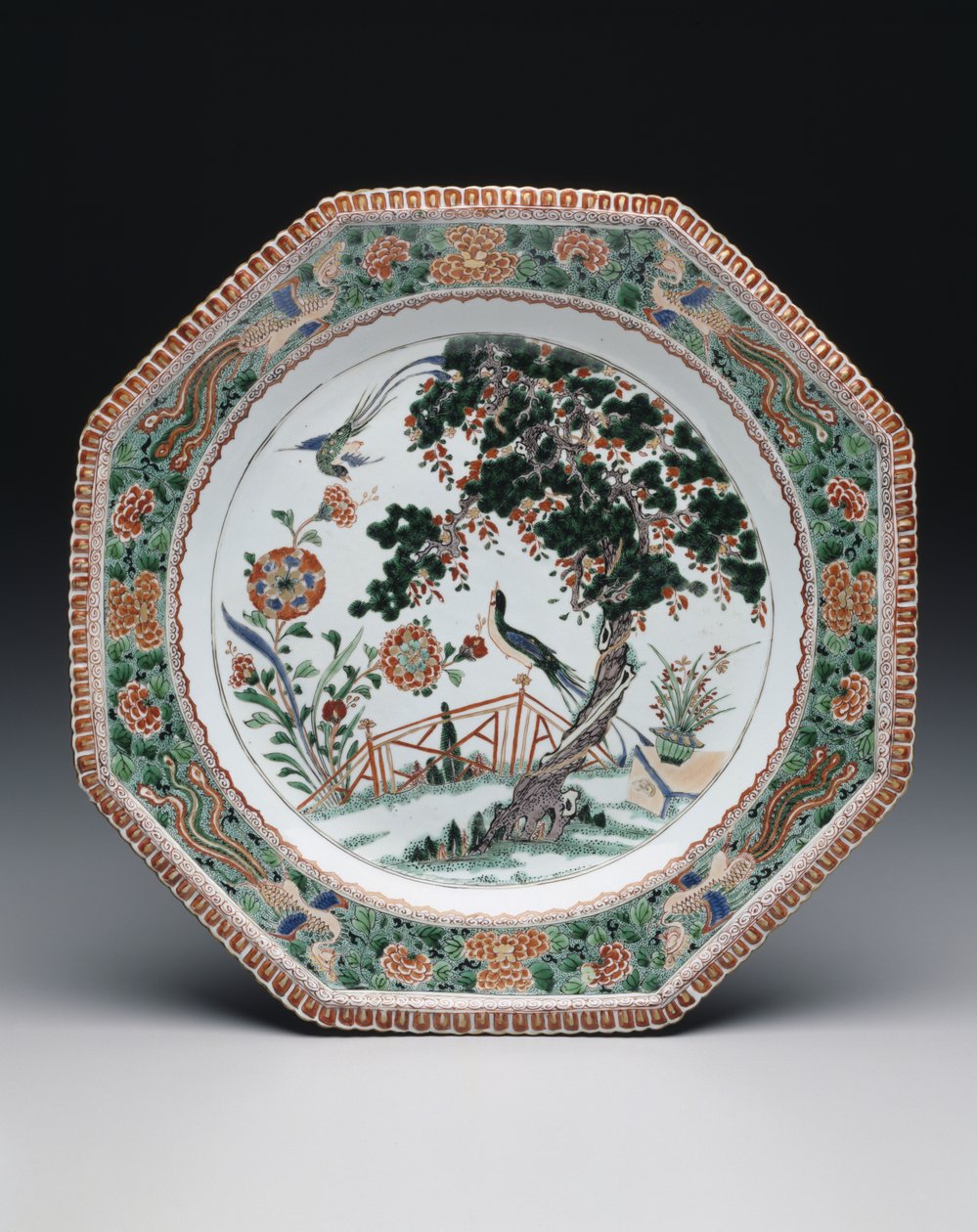 Talíř, cca 1725-30 (porcelán s přeglazovanými emaily famille verte) od School Chinese