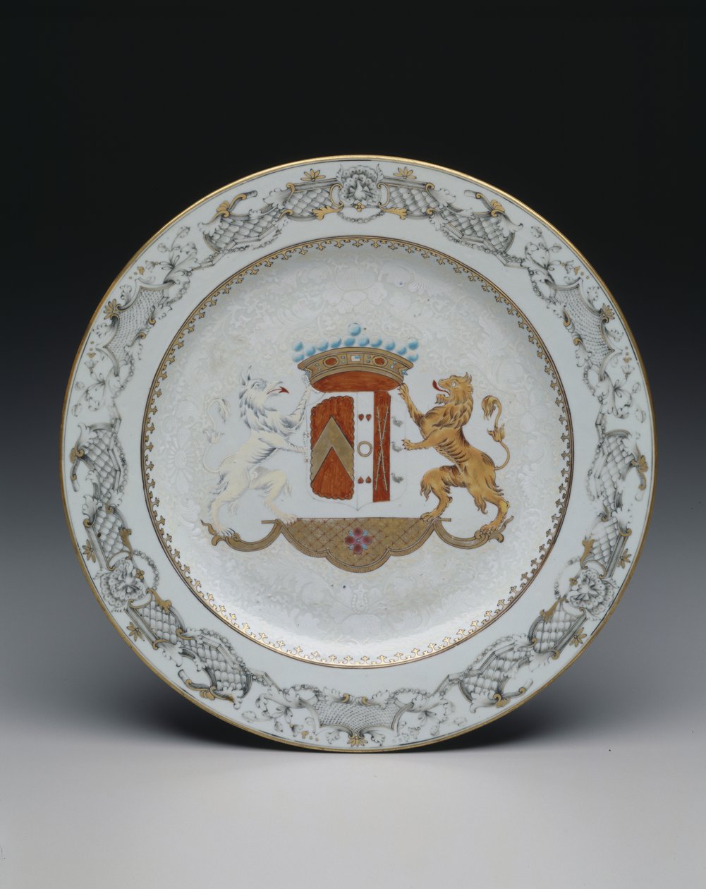 Talíř s erbem, cca 1740 (porcelán s barevnými a grisaille emaily) od School Chinese