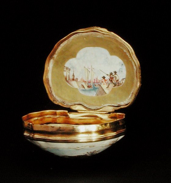 Tabatěrka ve tvaru mušle, období Qianlong (1736-95) c.1760 (porcelán) (viz také 210140) od School Chinese