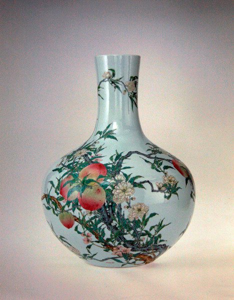 Váza s broskvemi, období Qianlong (1736-95) (porcelán s glazurou) od School Chinese