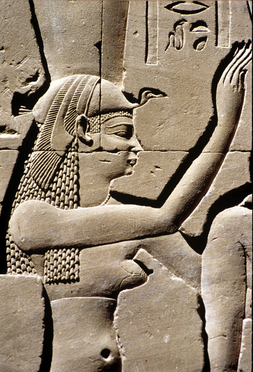 Starověký Egypt, Nástěnná řezba, bohyně Isis, Hořův chrám, Edfu, 237 - 57 př. n. l. (foto) od School Egyptian