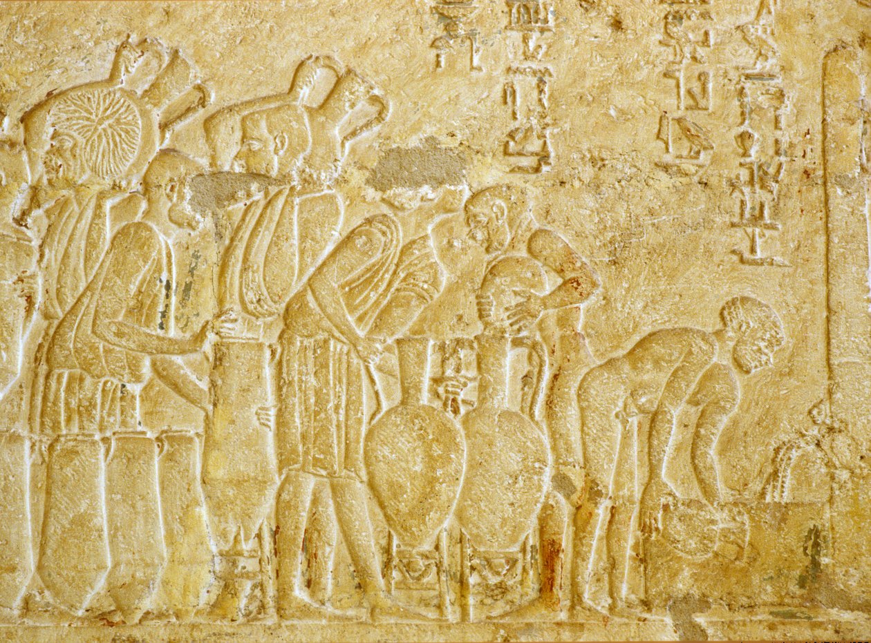 Starověký Egypt, Nástěnná řezba, Petosirisova hrobka, 300 př. n. l., Tunael Gebel, Sběr a stáčení vína (foto) od School Egyptian