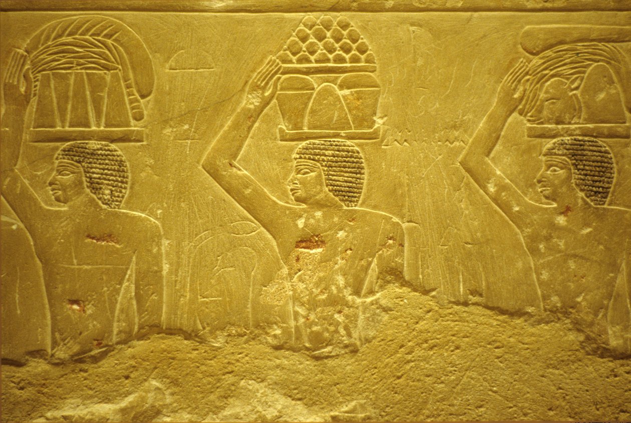 Starověký Egypt, Nástěnné řezby/malby, Mastaba/Tomb of Idout, Sakkára, 2323-2150 př. n. l., Nosiči s obětinami (foto) od School Egyptian