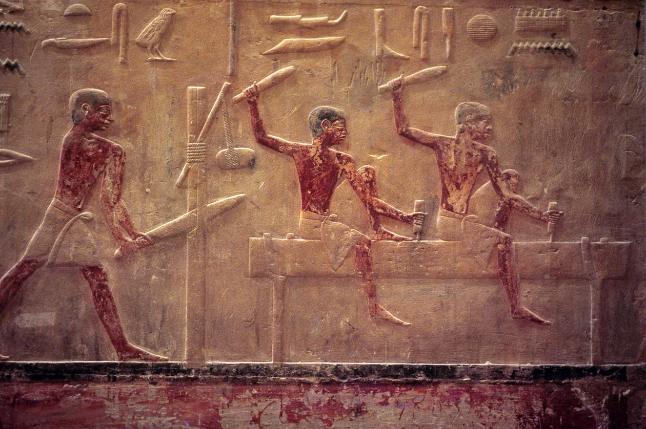 Starověký Egypt, Řezbářství/malířství, Mastaba/Tomb of Ti, Sakkára, 5. dynastie, Tesaři pilují a zatloukají, Tvarování trámu (foto) od School Egyptian