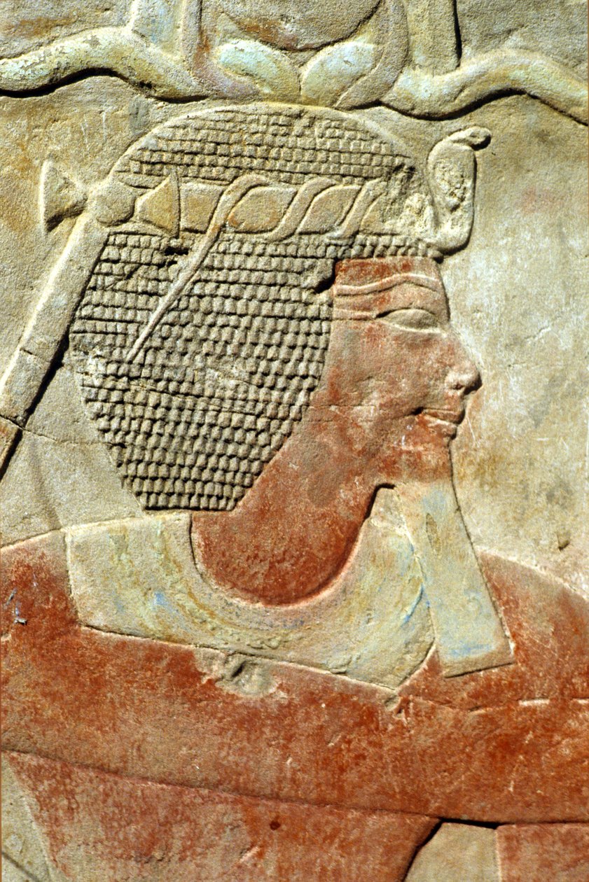 Starověký Egypt, Nástěnná malba/řezba, Faraon s korunou Atefa, Chrám v Karnaku, Luxor (foto) od School Egyptian