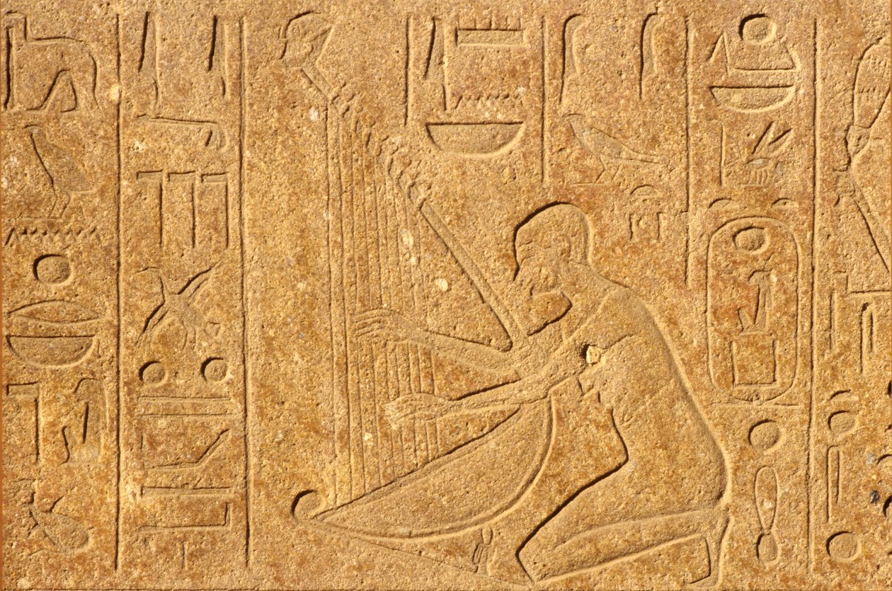 Starověký Egypt, Nástěnná malba/řezba, Harfistka s hlavou Hatšepsut na vrcholu harfy, Chrám v Karnaku, Luxor od School Egyptian