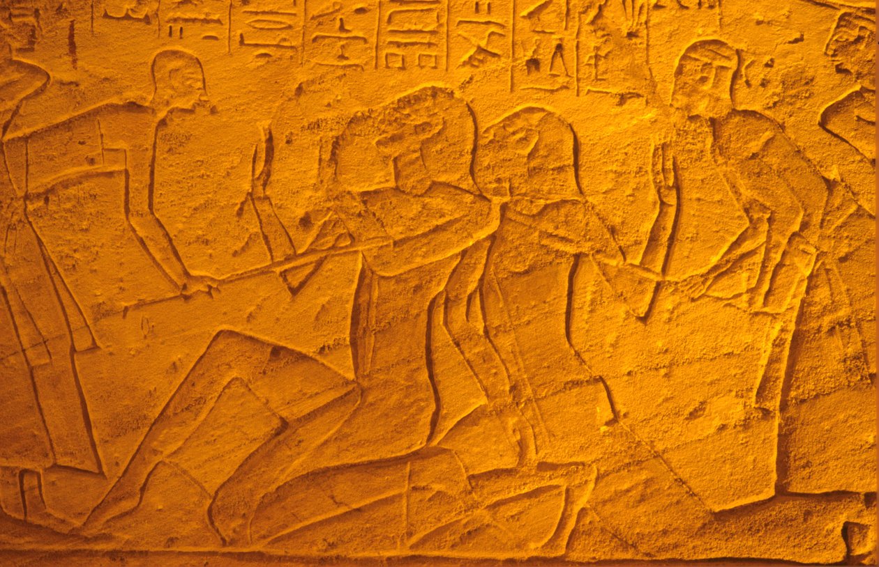 Starověký Egypt, Nástěnná malba/řezba, Chetitští vězni biti holemi, Chrám Ramesse II. a Nefertari, Abu Simbe (foto) od School Egyptian